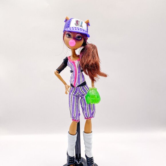 Monster High Clawdeen Wolf – Ghoul Sports Doll – Almost Complete Outfit w/ Stand - Picture 2 of 5